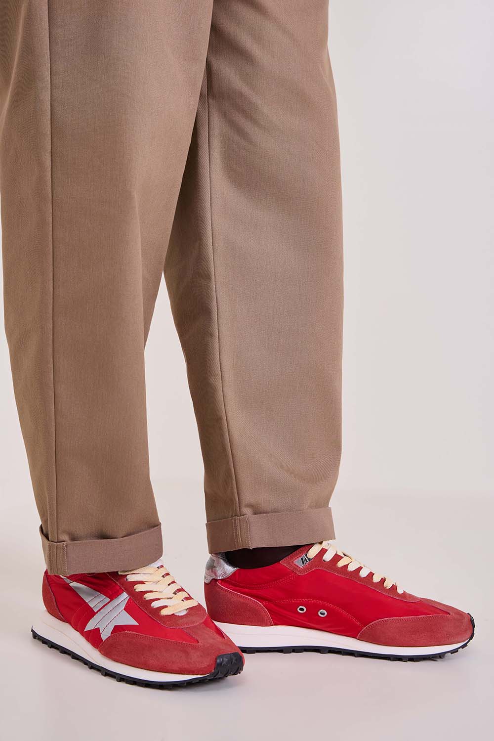 תמונת כל הלוק של נעלי סניקרס מרתון